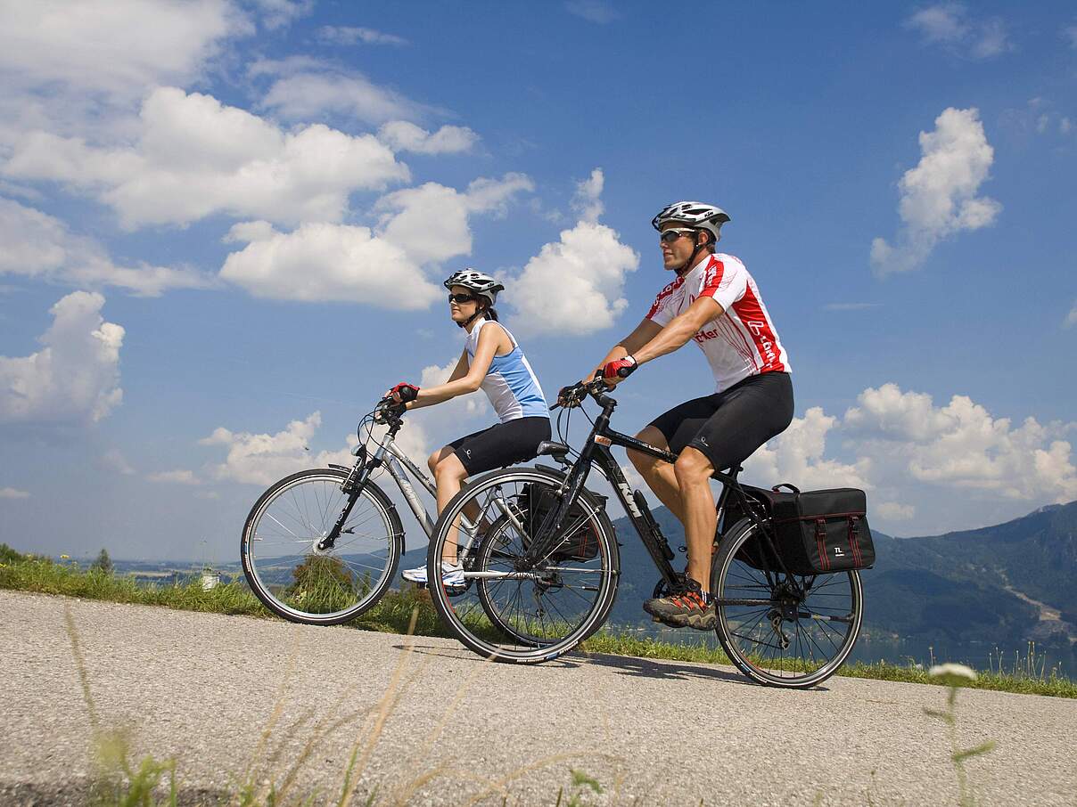 Mann und Frau mit dem Fahrrad in alpiner Landschaft Oesterreich Oberoesterreich Gmunden man and w