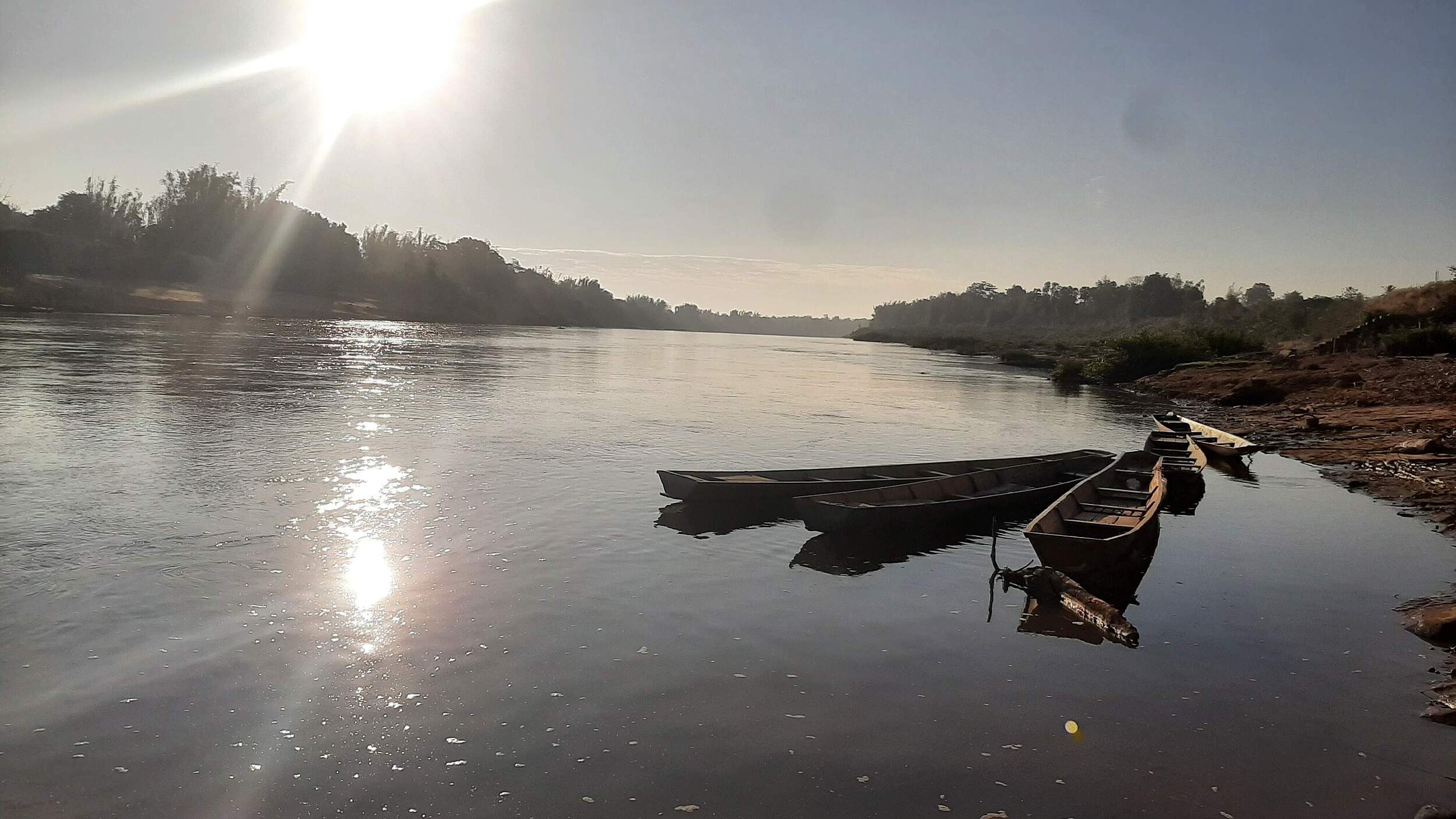 Fischereiboote an einem Fluss in Laos