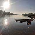 Fischereiboote an einem Fluss in Laos