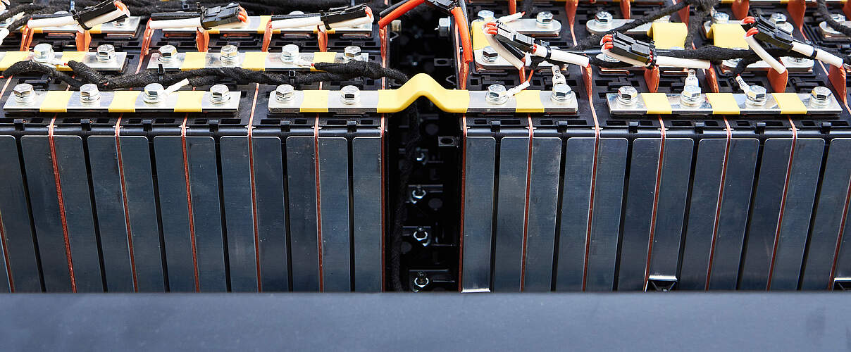 Lithium-Ionen-Akkus für die Automobilproduktion © getty / istock / sergeyryzhov