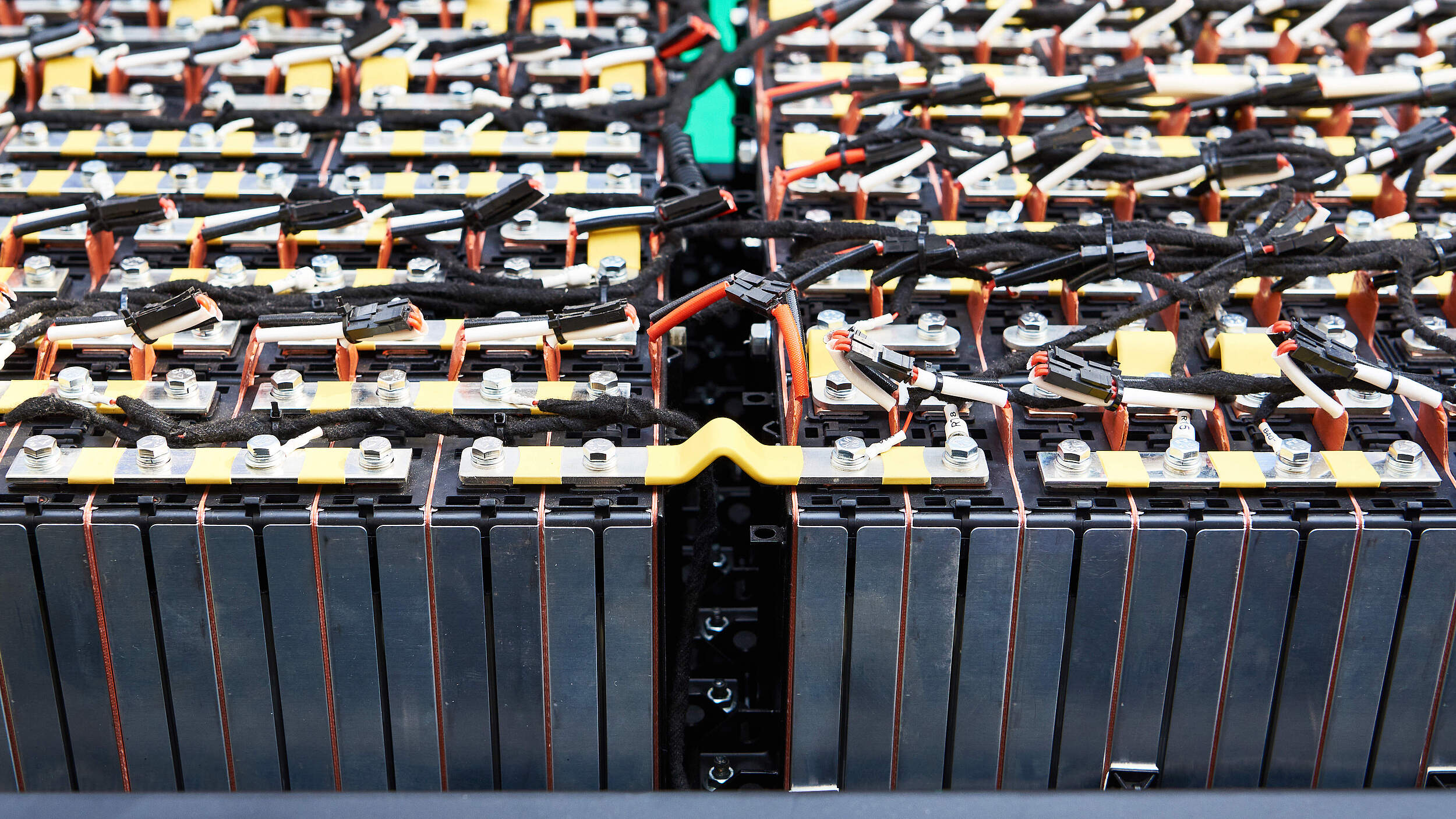 Lithium-Ionen-Akkus für die Automobilproduktion © getty / istock / sergeyryzhov