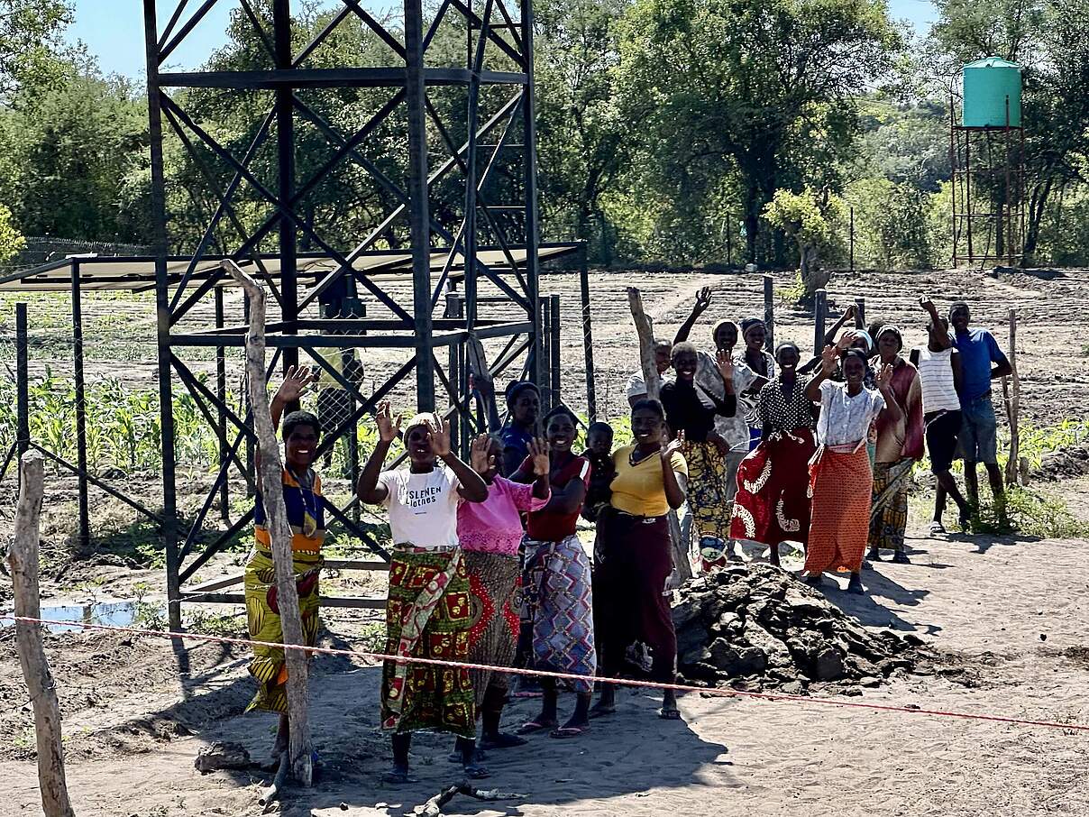 Im Mai 2024 zeigen Kleinbäuer:innen einer Cluster-Farm in Sambia den „Global Protector” das Bewässerungssystem © Chris Mueller
