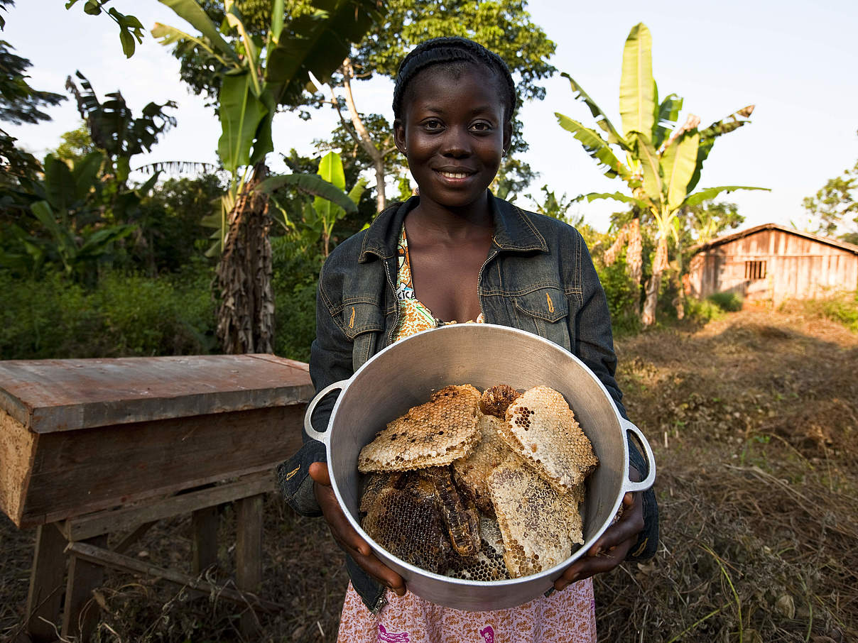 Frau mit Honig in Kamerun © Brent Stirton / Getty Images / WWF-UK