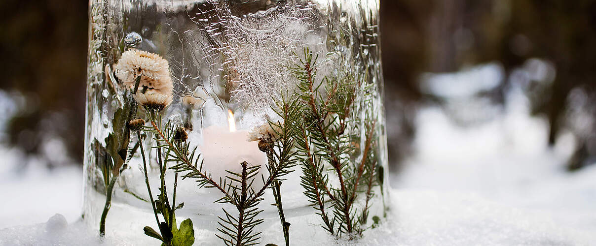 Eislaterne im Schnee