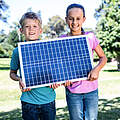 Kinder halten ein Solar-Panel 