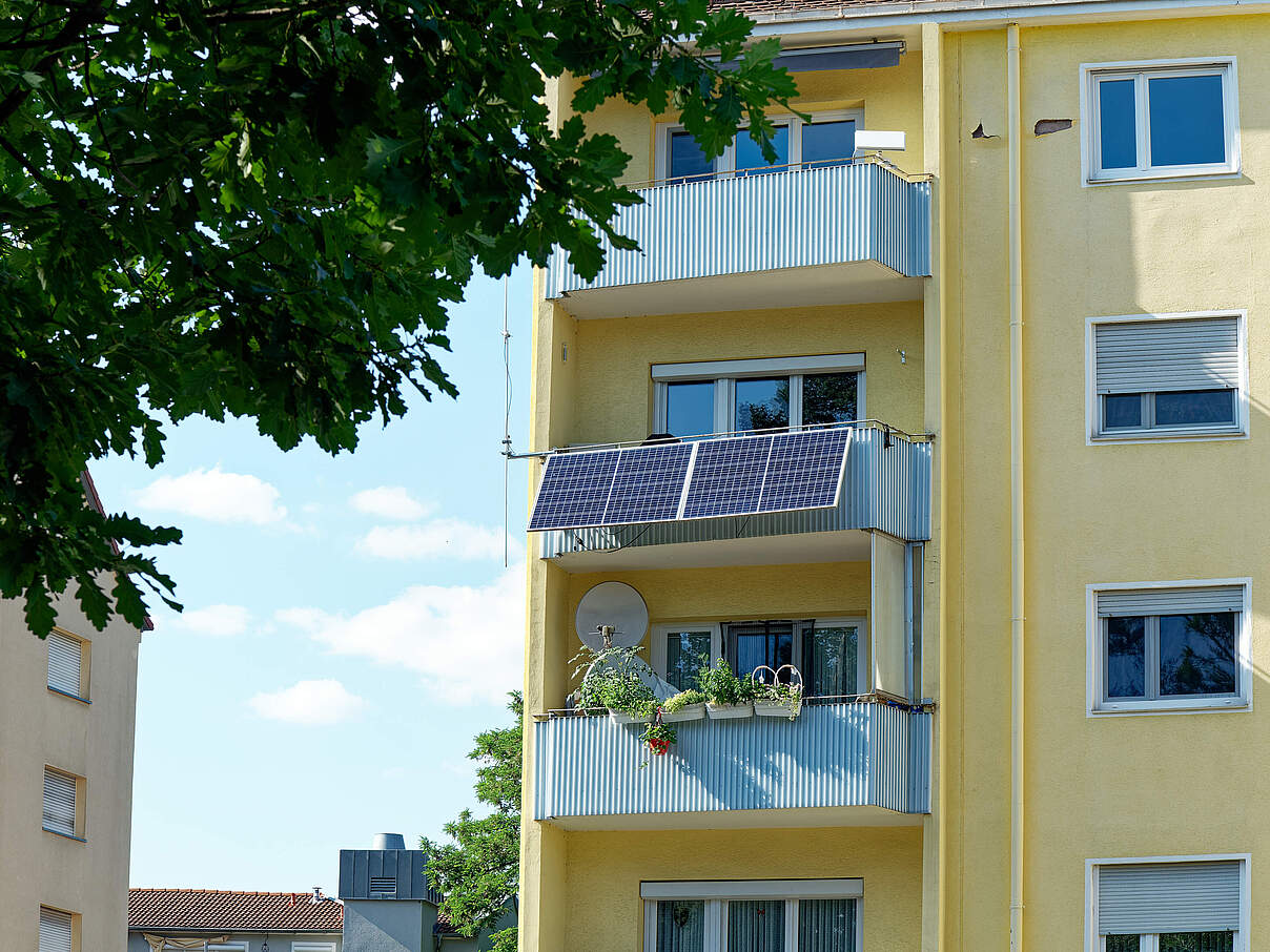 Balkon-Photovoltaik-Anlage im Mehrfamilienhaus © Getty Images / WWF