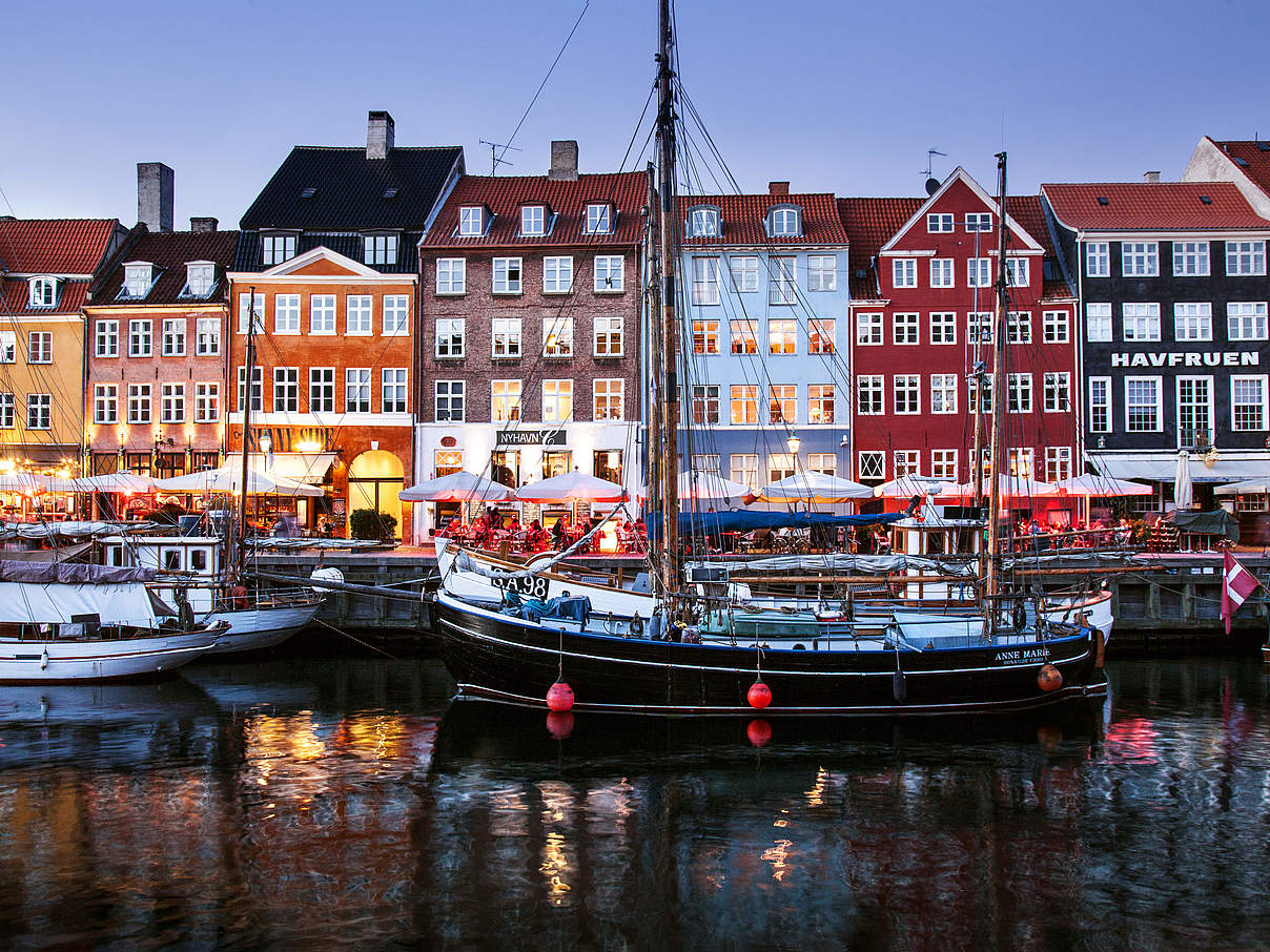Die bunten Häuser am Kanal sind typisch für Kopenhagen © World Mappers