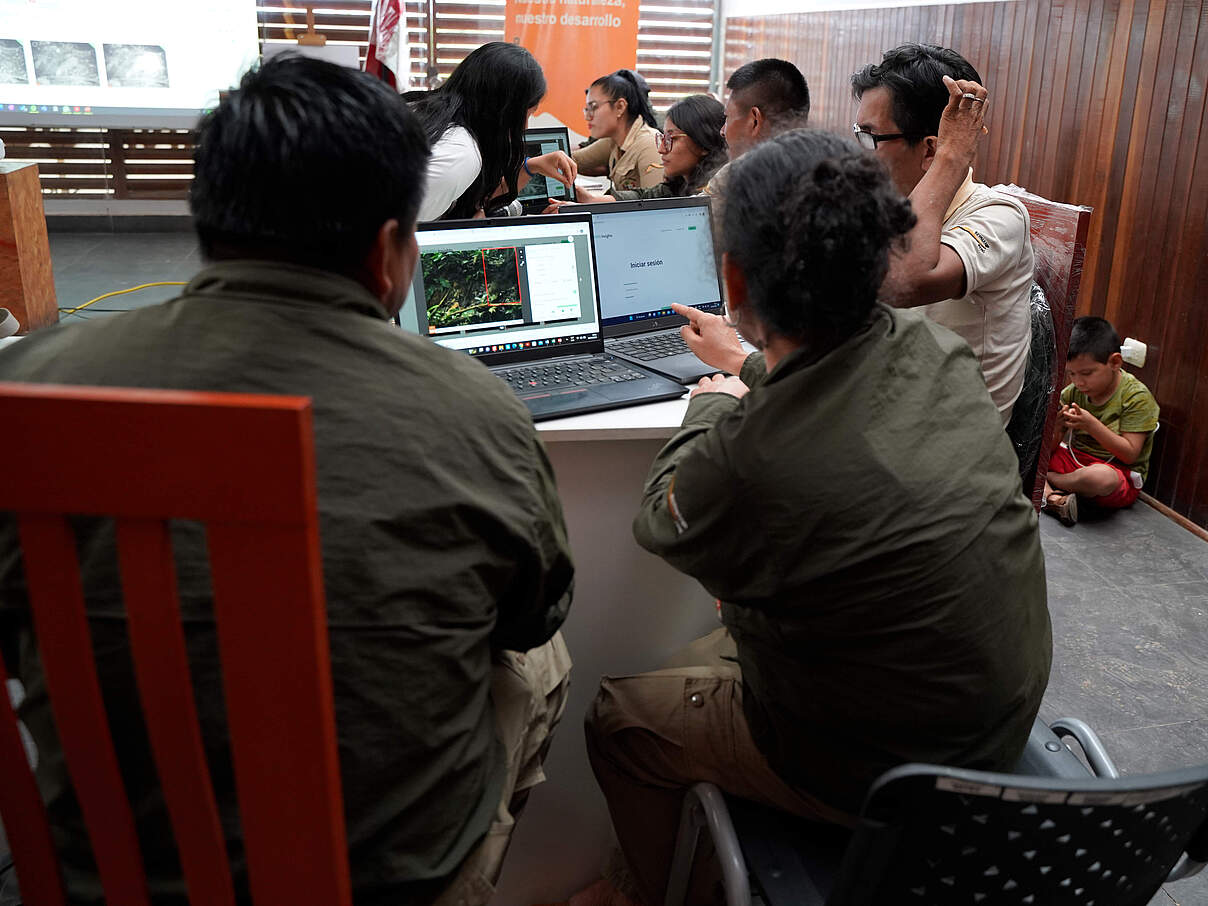 Ranger:innen zusammen in einem Workshop in Peru © Pamela Vivar / WWF Peru