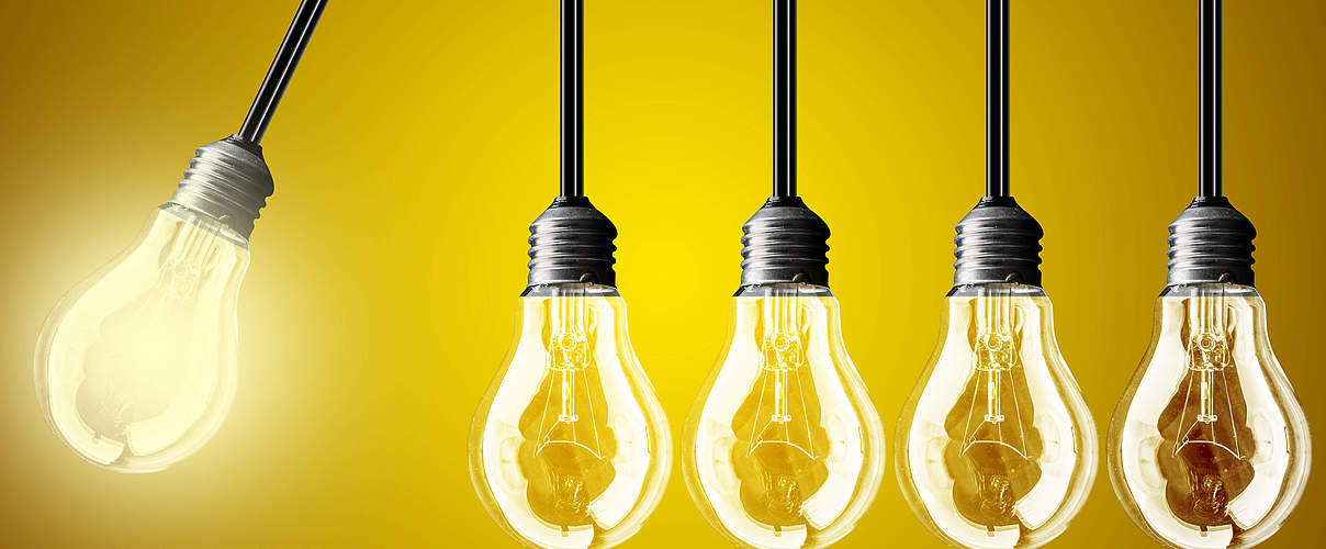 Glühbirnen vor gelbem Hintergrund © sirastock / iStock / Getty Images