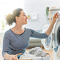 Frau vor Waschmaschine © Konstantin Yuganov / iStock / Getty Images