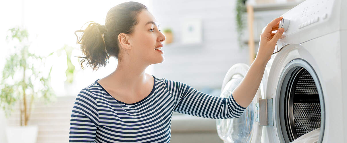 Frau vor Waschmaschine © Konstantin Yuganov / iStock / Getty Images