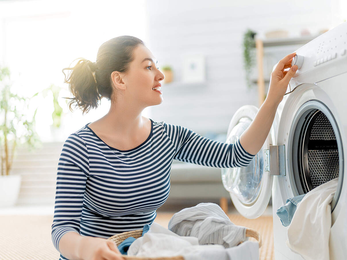Frau vor Waschmaschine © Konstantin Yuganov / iStock / Getty Images
