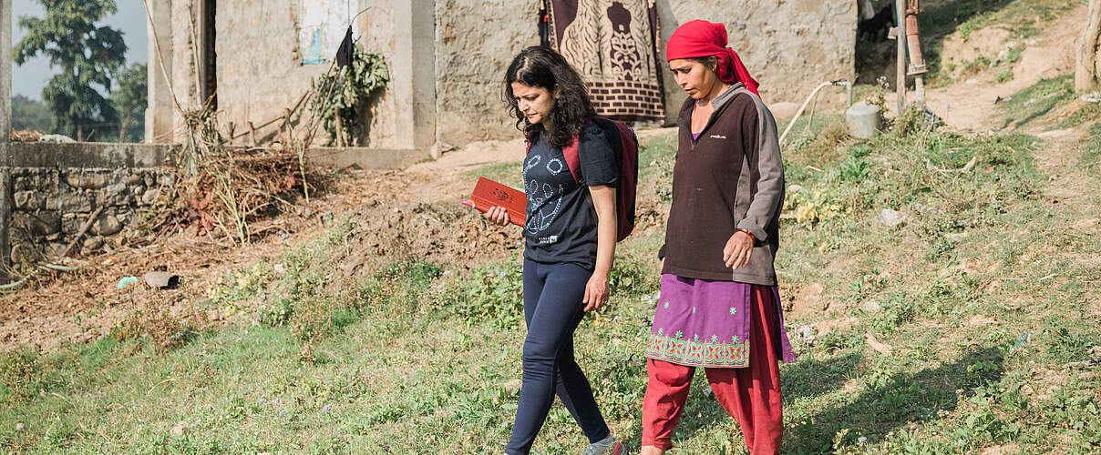 Smriti Dahal spricht mit einer Bewohnerin von Kohalpur © Shikhar Bhattara Fuzz Factory Produktions WWF