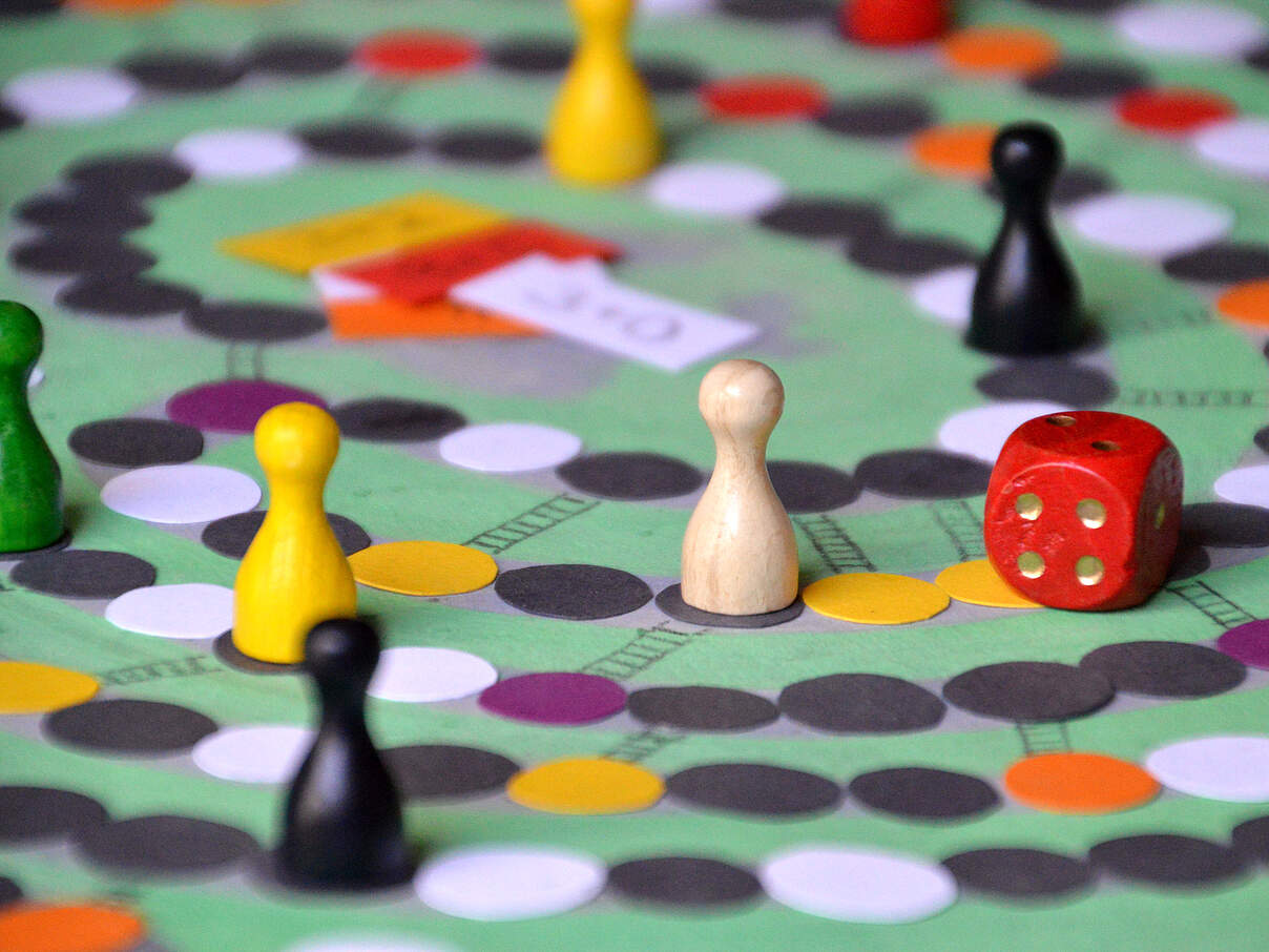 Spielfiguren auf einem Spielbrett © GettyImages Spielfiguren auf einem Spielbrett © GettyImages