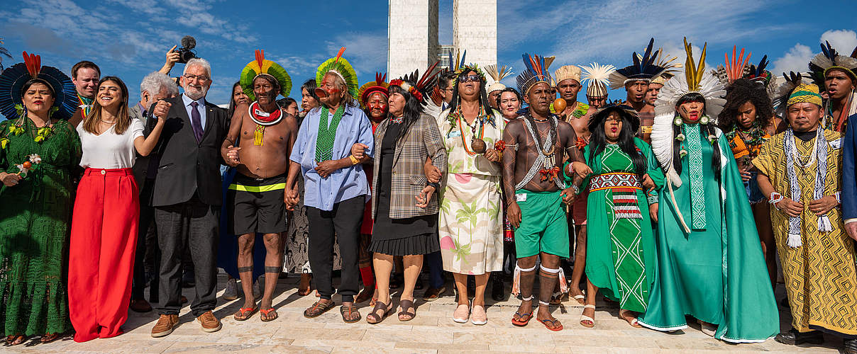 Indigene Gruppe vor dem Nationalkongress in Brasilia während des Free Land Camp 2023 © Edgar Kanaykõ / WWF Brazil