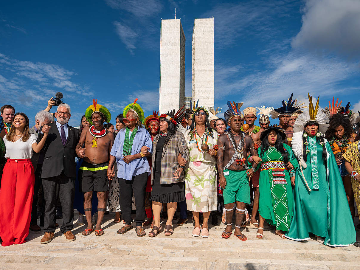 Indigene Gruppe vor dem Nationalkongress in Brasilia während des Free Land Camp 2023 © Edgar Kanaykõ / WWF Brazil