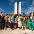 Indigene Gruppe vor dem Nationalkongress in Brasilia während des Free Land Camp 2023 © Edgar Kanaykõ / WWF Brazil