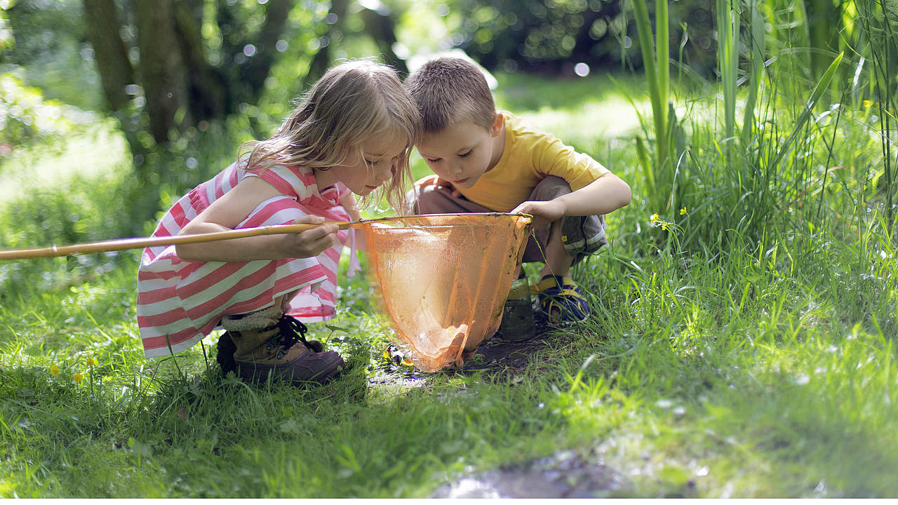Kinder erleben die Natur mit allen Sinnen © SolStock / GettyImages