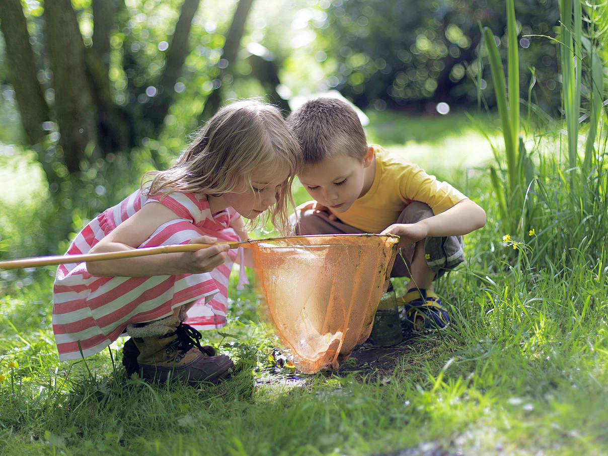 Kinder erleben die Natur mit allen Sinnen © SolStock / GettyImages