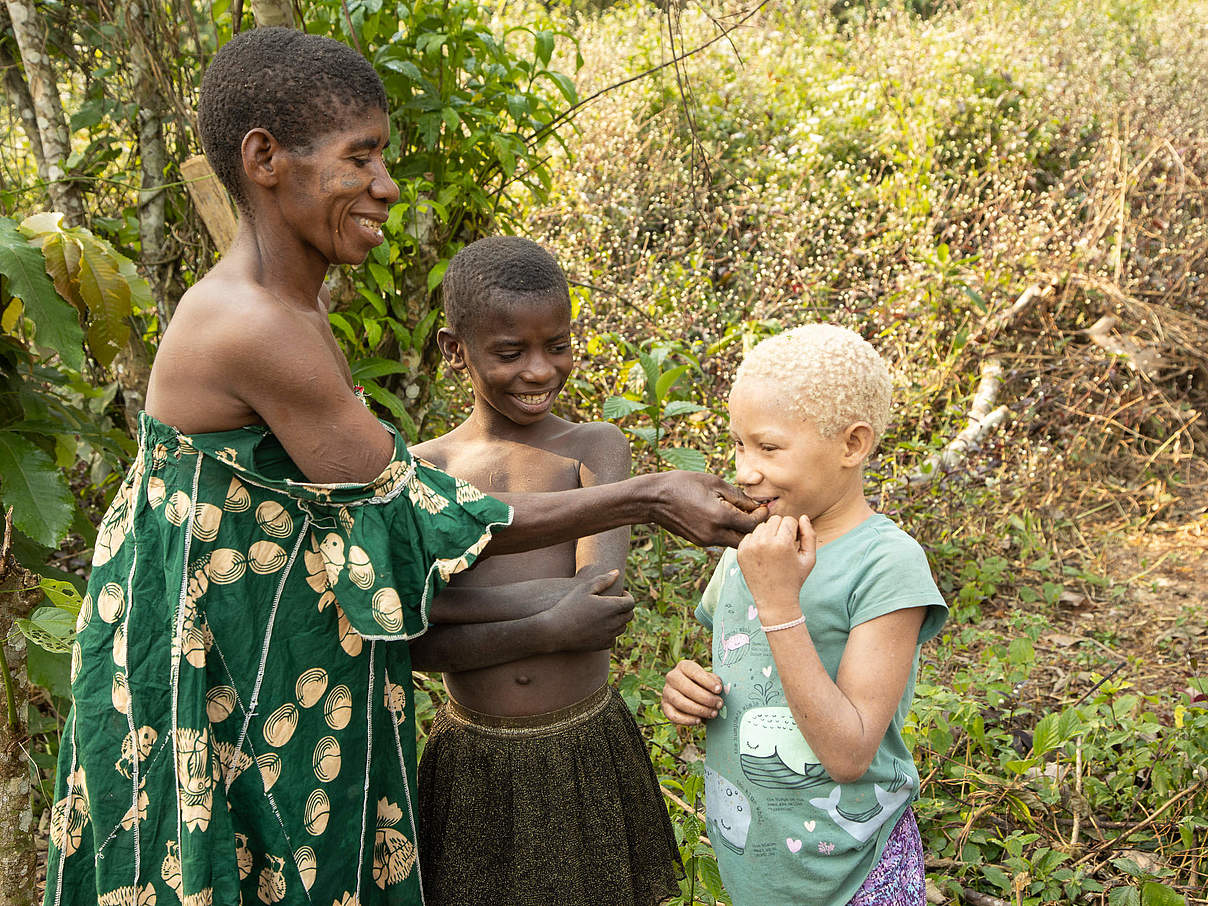 Henriette Memba mit Jugendlichen in Dzanga-Sangha © Nuria Ortega