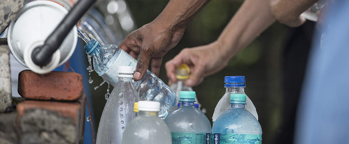 Menschen zapfen Wasser in Flaschen während einer Trockenheit in Kapstadt © James Suter / Black Bean Productions / WWF-US