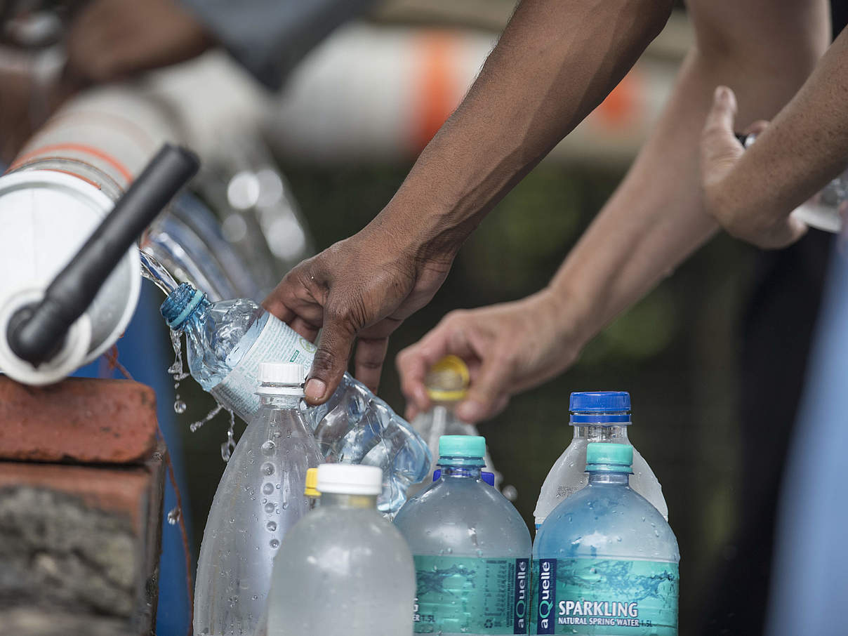 Menschen zapfen Wasser in Flaschen während einer Trockenheit in Kapstadt © James Suter / Black Bean Productions / WWF-US