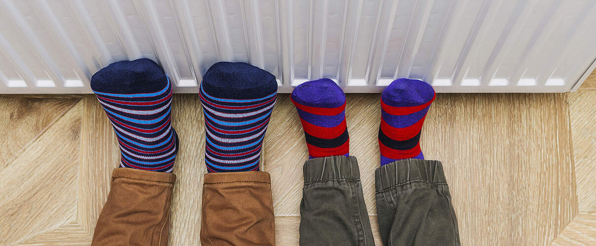 Füße an der Heizung wärmen © GettyImages