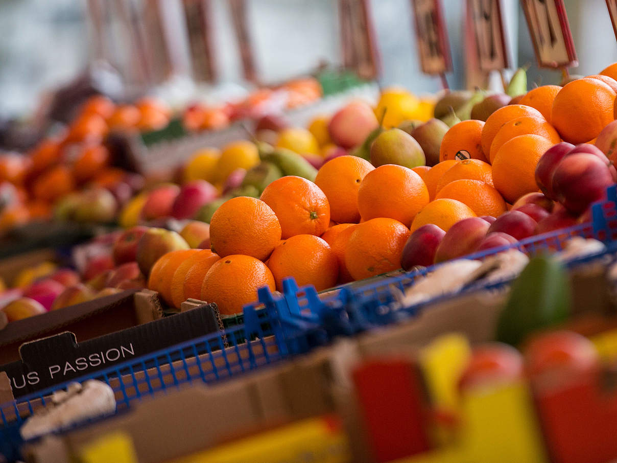 Obststand auf einem Markt © Elizabeth Dalziel / WWF UK