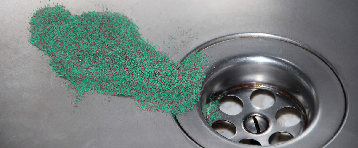 Bunte Plastikkügelchen (Microbeads) © Fraunhofer UMSICHT