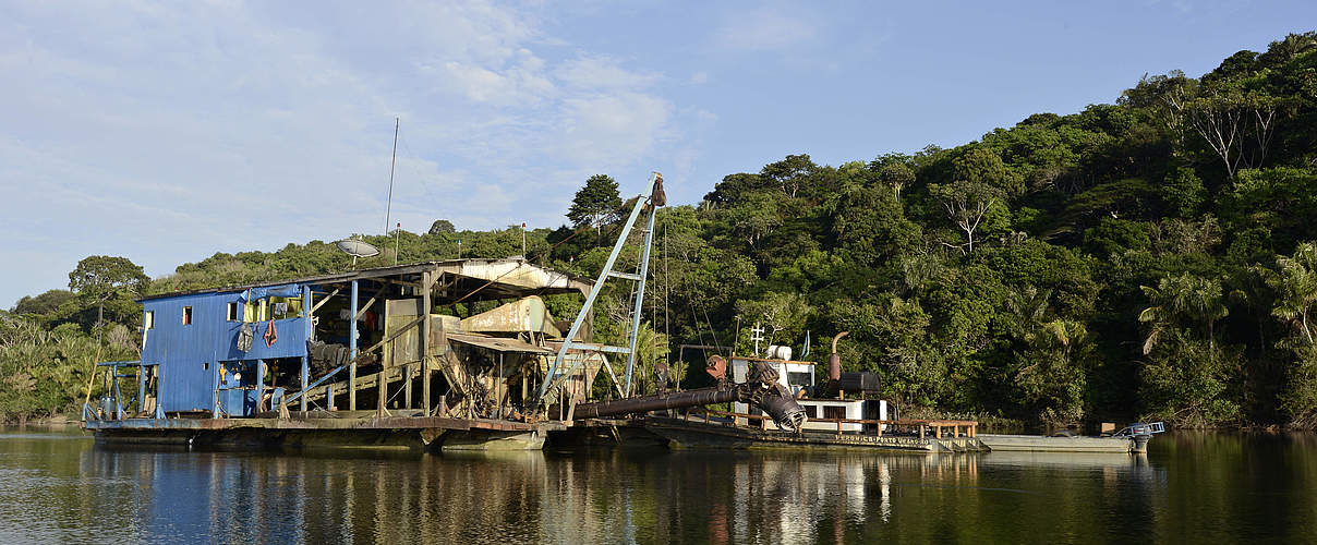 Goldgräberschiff im Rio Tapajòs © Adriano Gambarini / WWF-Brazil