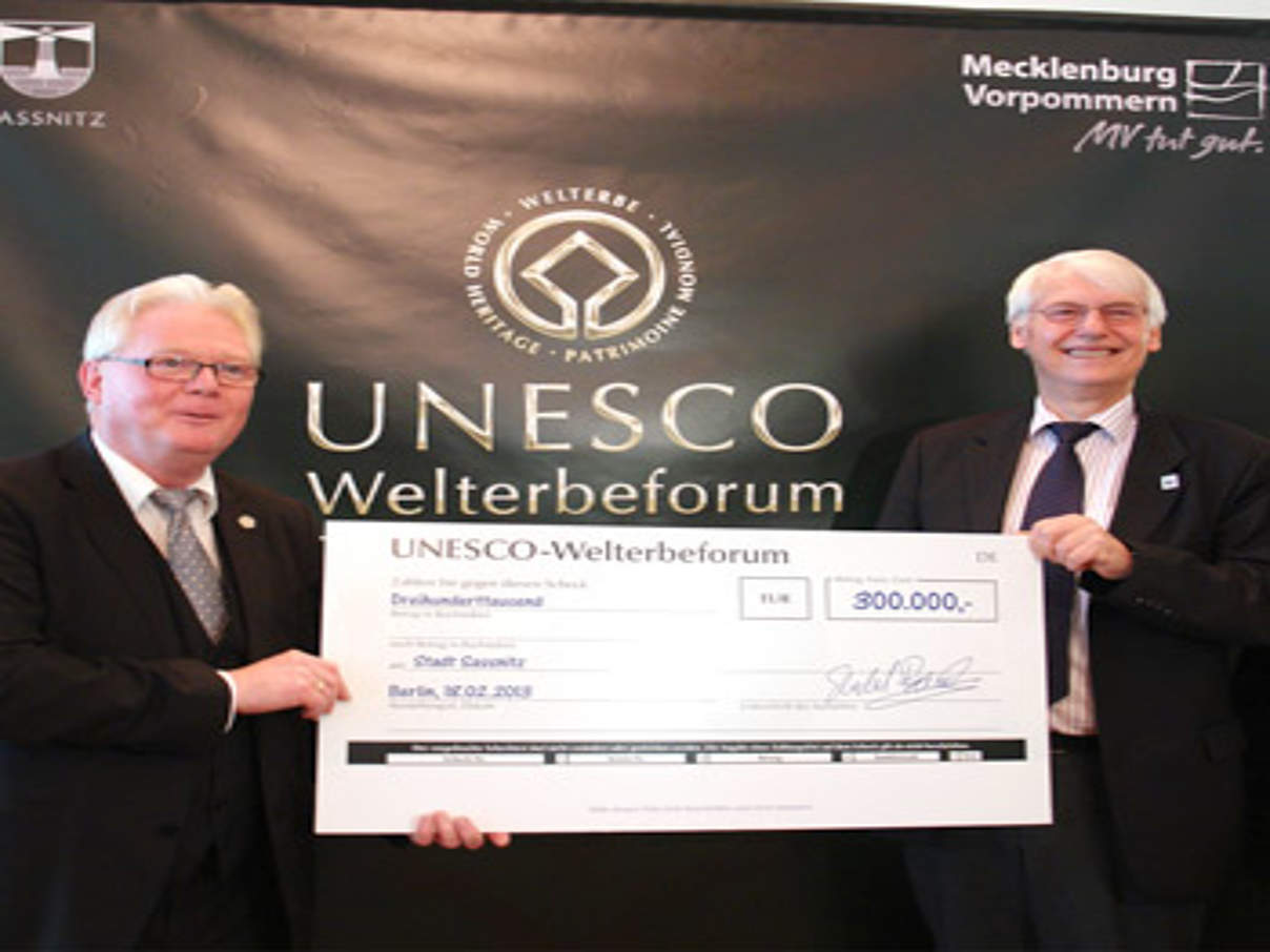 350 Scheckuebergabe c Nationalpark Zentrum Koenigsstuhl Sassnitz Dieter Holtz, Bürgermeister der Stadt Sassnitz (l.) und Prof. Dr. Detlev Drenckhahn, Präsident des WWF Deutschland (r.) © Nationalpark-Zentrum Königsstuhl Sassnitz