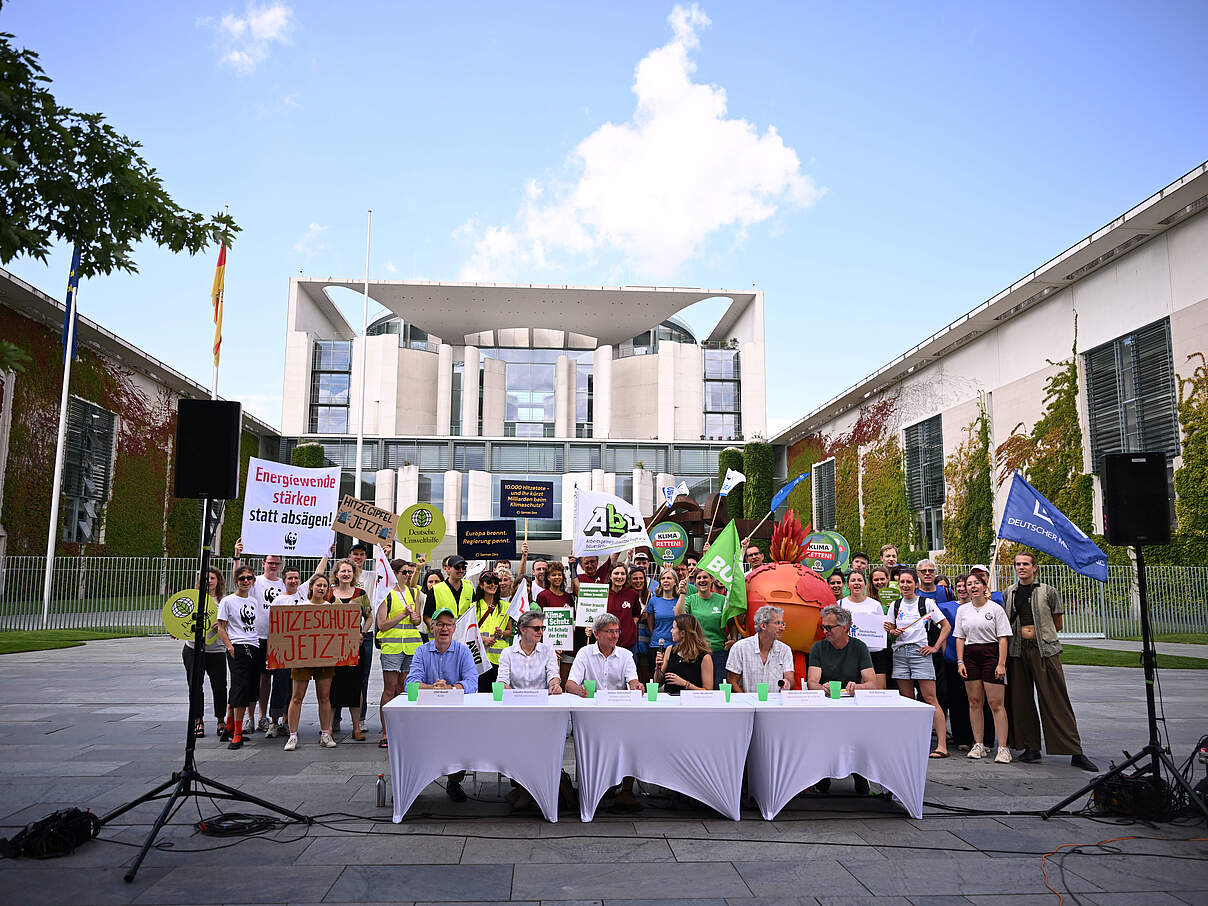 Das Aktionsbündnis aus Klimaschutz-, Sozial-Organisationen sowie Gewerkschaften mit Beteiligung des WWF fordert bei der Pressekonferenz am 06.08.2026 einen Hitzegipfel vor dem Bundeskanzleramt in Berlin.