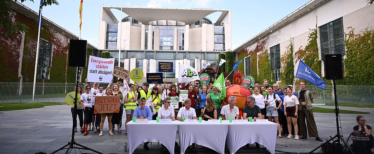 Das Aktionsbündnis aus Klimaschutz-, Sozial-Organisationen sowie Gewerkschaften mit Beteiligung des WWF fordert bei der Pressekonferenz am 06.08.2026 einen Hitzegipfel vor dem Bundeskanzleramt in Berlin.