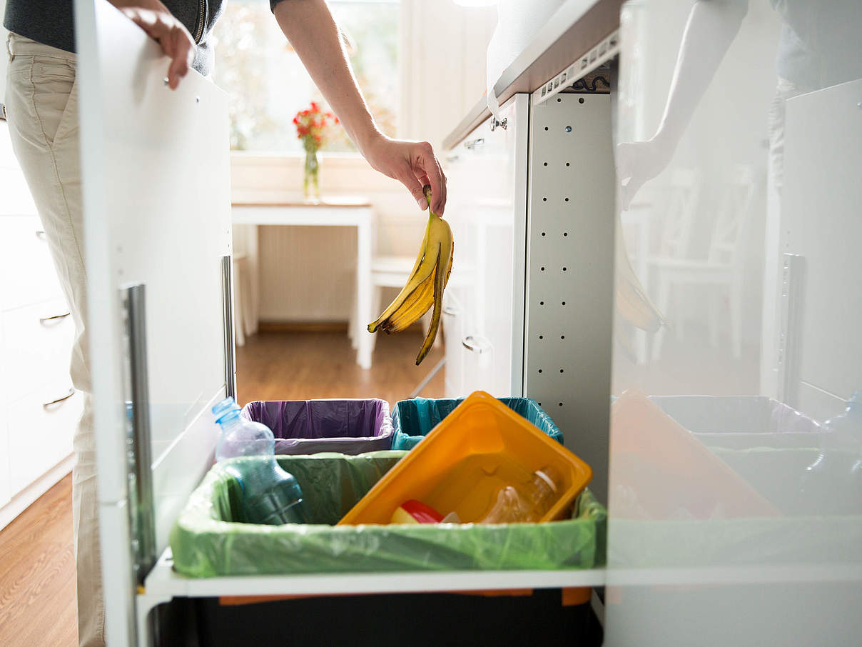 Mülltrennung kann als kleiner Beitrag mit großer Wirkung in jedem Haushalt geleistet werden. © Sasha Suzi / iStock / Getty Images