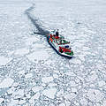 Das Forschungsschiff Polarstern in der Arktis © Alfred-Wegener-Institut / Stefan Hendricks (CC-BY 4.0)