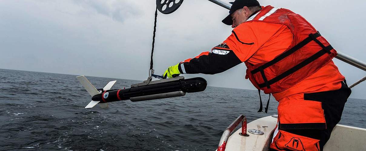 Arbeit mit dem Sonar in der Ostsee. © Christian Howe / WWF