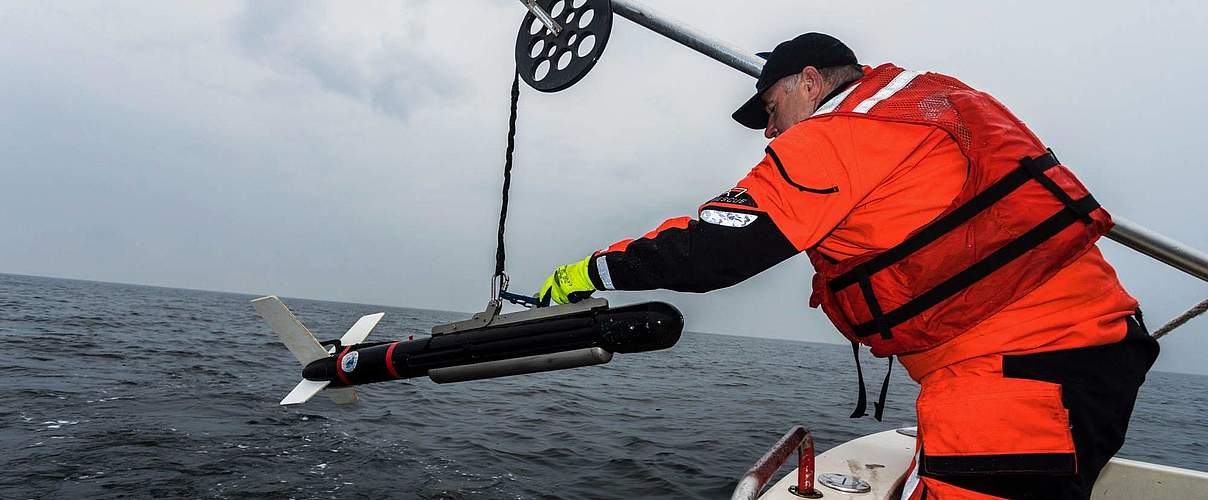 Arbeit mit dem Sonar in der Ostsee. © Christian Howe / WWF