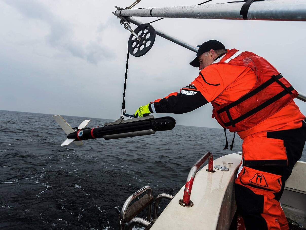 Arbeit mit dem Sonar in der Ostsee. © Christian Howe / WWF Arbeit mit dem Sonar in der Ostsee. © Christian Howe / WWF