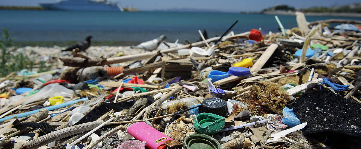 Angeschwemmter Plastikmüll Mittelmeer (Griechenland) © Milos Bicanski / WWF-UK