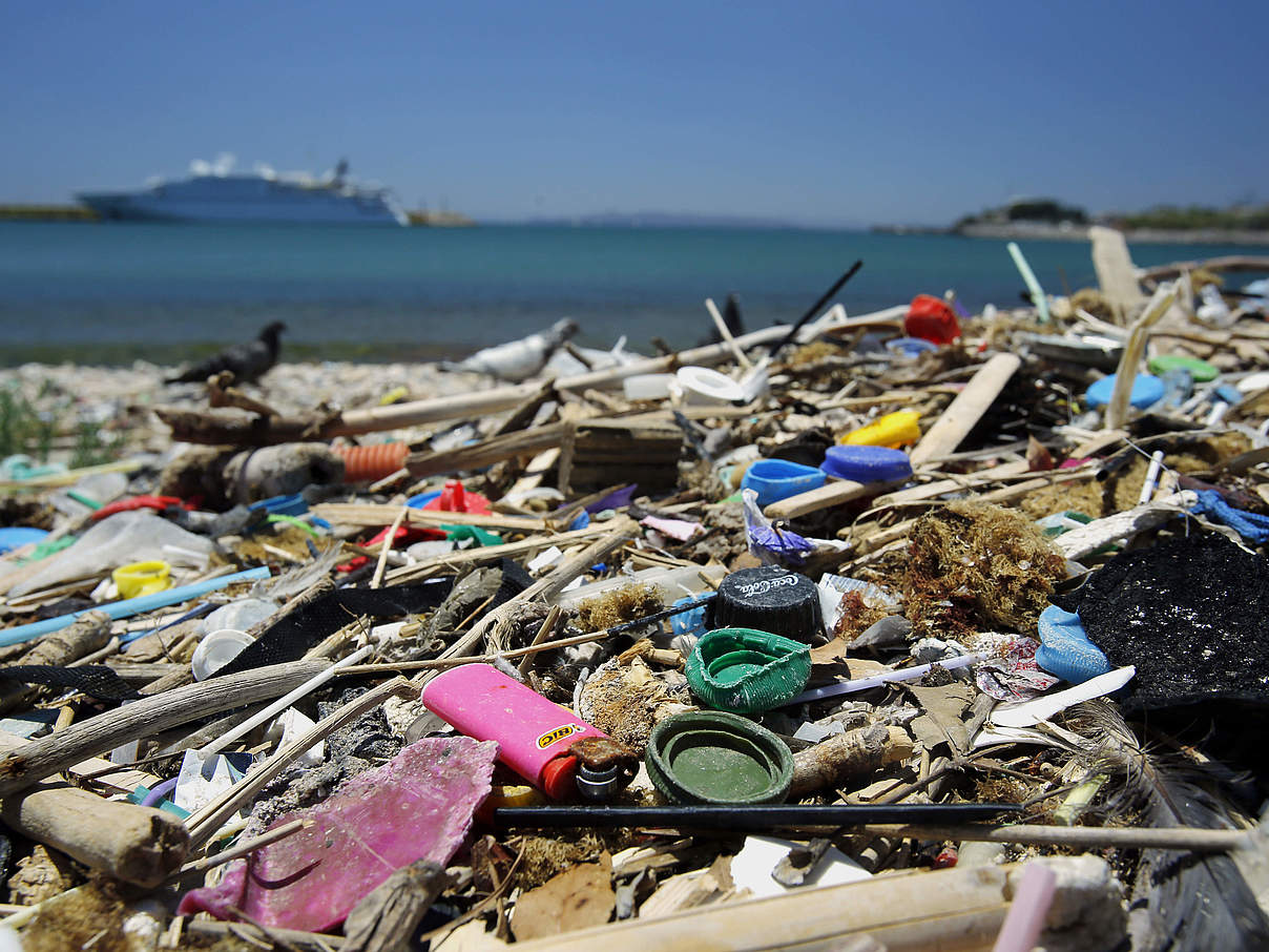 Angeschwemmter Plastikmüll Mittelmeer (Griechenland) © Milos Bicanski / WWF-UK
