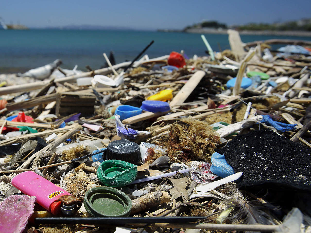 Angeschwemmter Plastikmüll Mittelmeer (Griechenland) © Milos Bicanski / WWF-UK