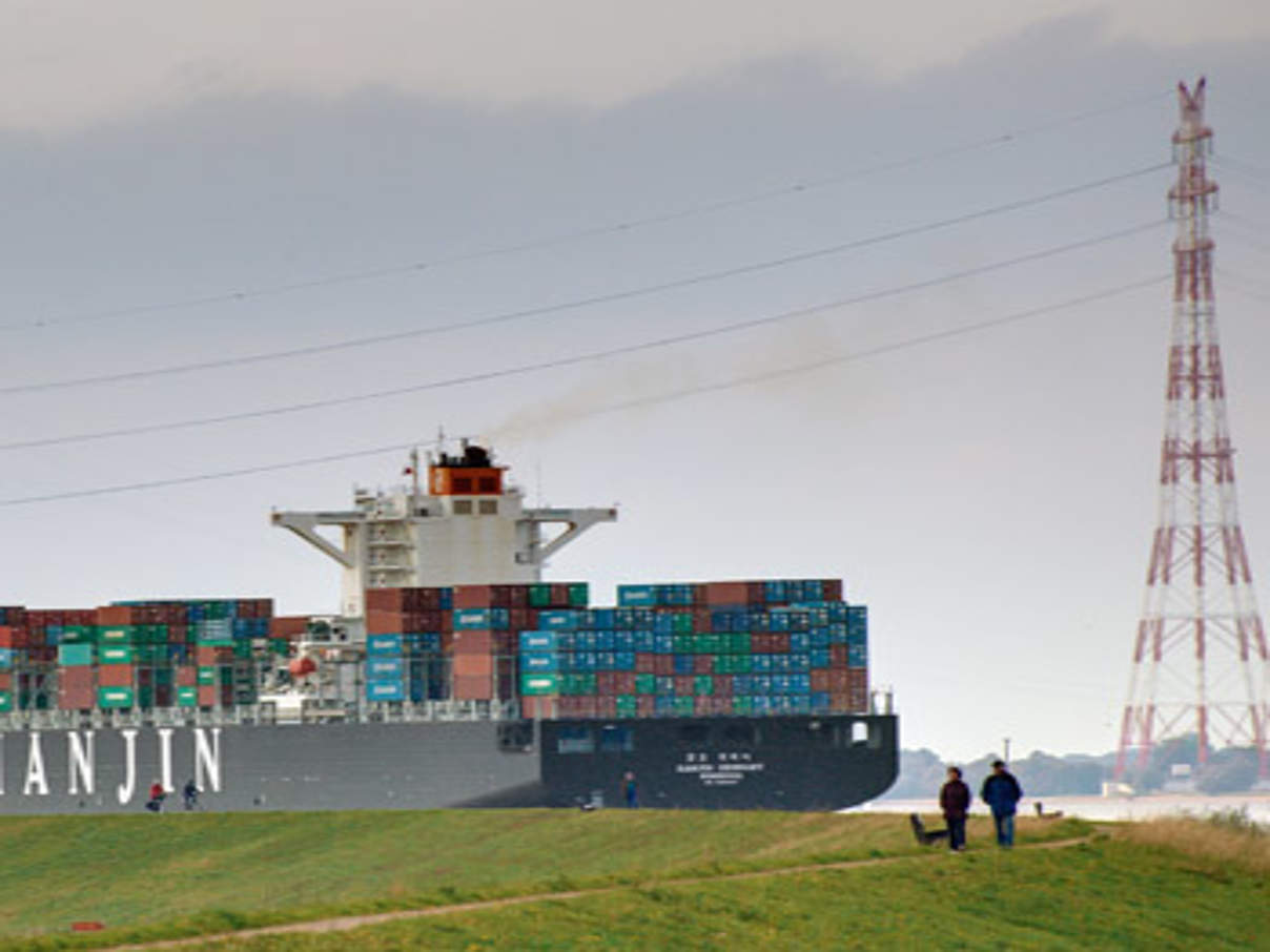 Containerschiff auf der Unterelbe ©WWF