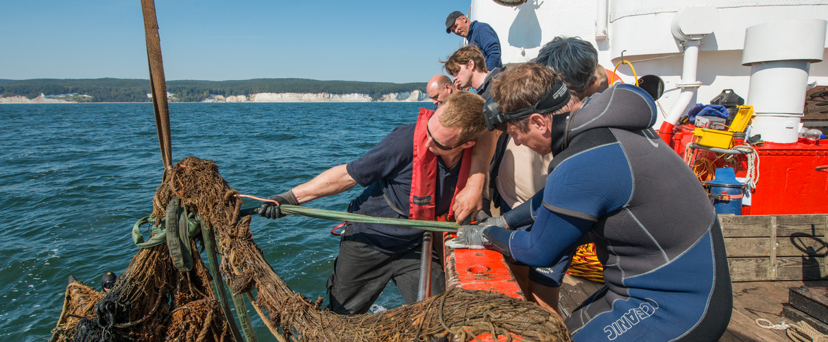 Bergung von Geisternetzen © Johannes Marie Schlorke / WWF