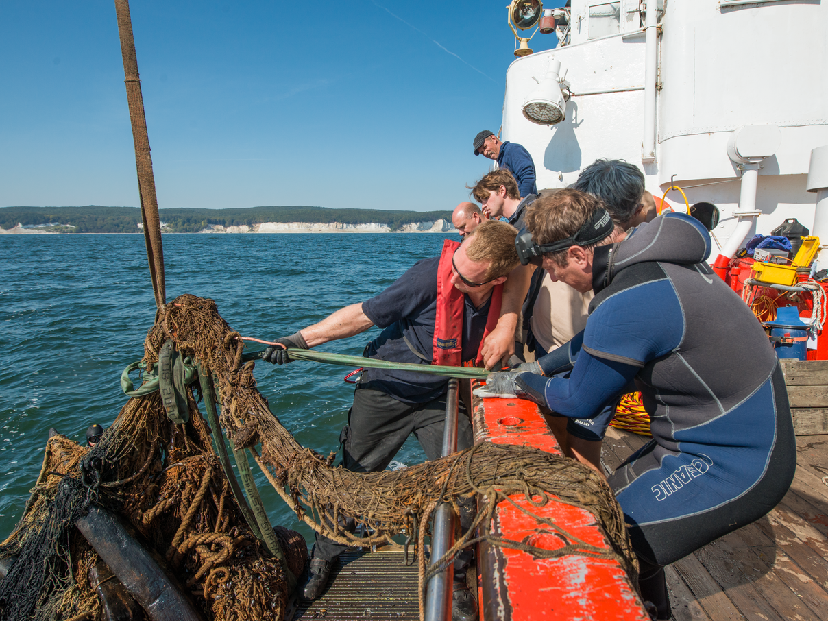 Bergung von Geisternetzen © Johannes Marie Schlorke / WWF