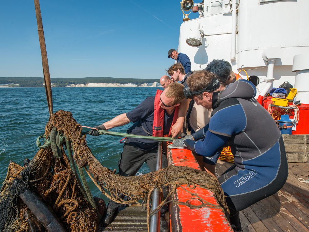 Bergung von Geisternetzen © Johannes Marie Schlorke / WWF