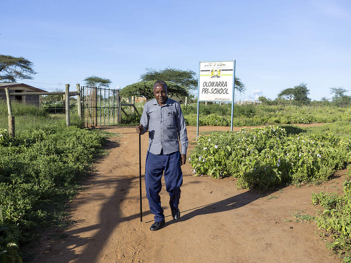 Stephen Ntokote, Schulleiter der Oloikarra Comprehensive School, auf dem Weg zur Schule in Oloikarra, Kenia.