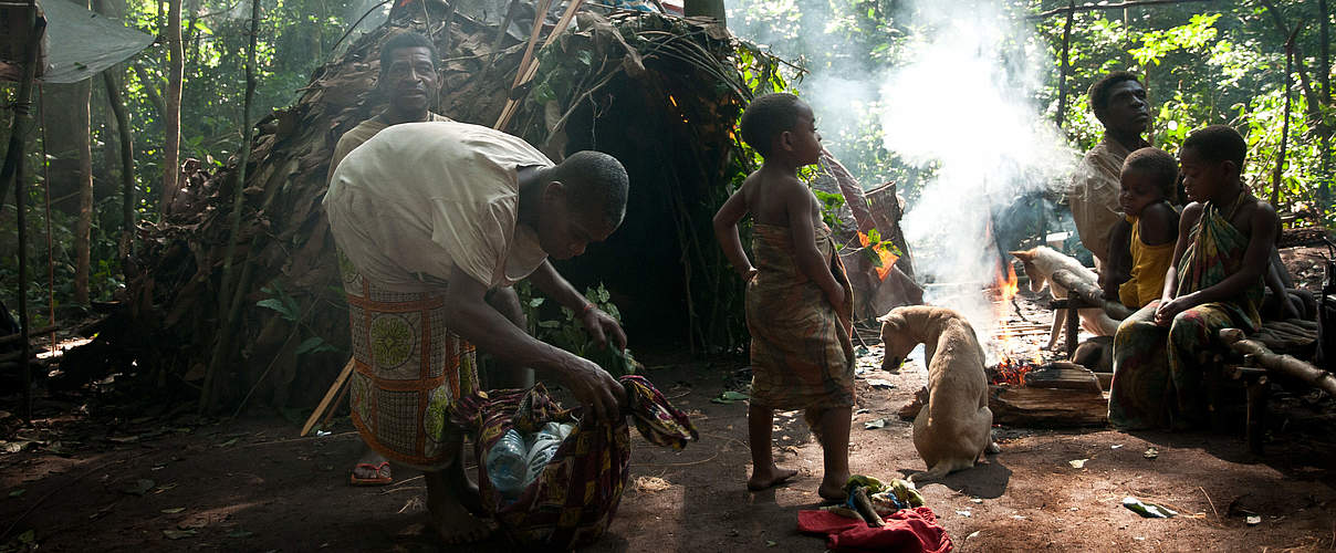 Angehörige der BaAka im Dzanga-Sangha-Gebiet © Percy Vogel / WWF