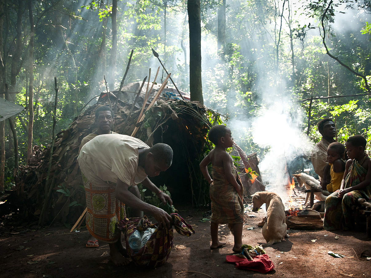 Angehörige der BaAka im Dzanga-Sangha-Gebiet © Percy Vogel / WWF