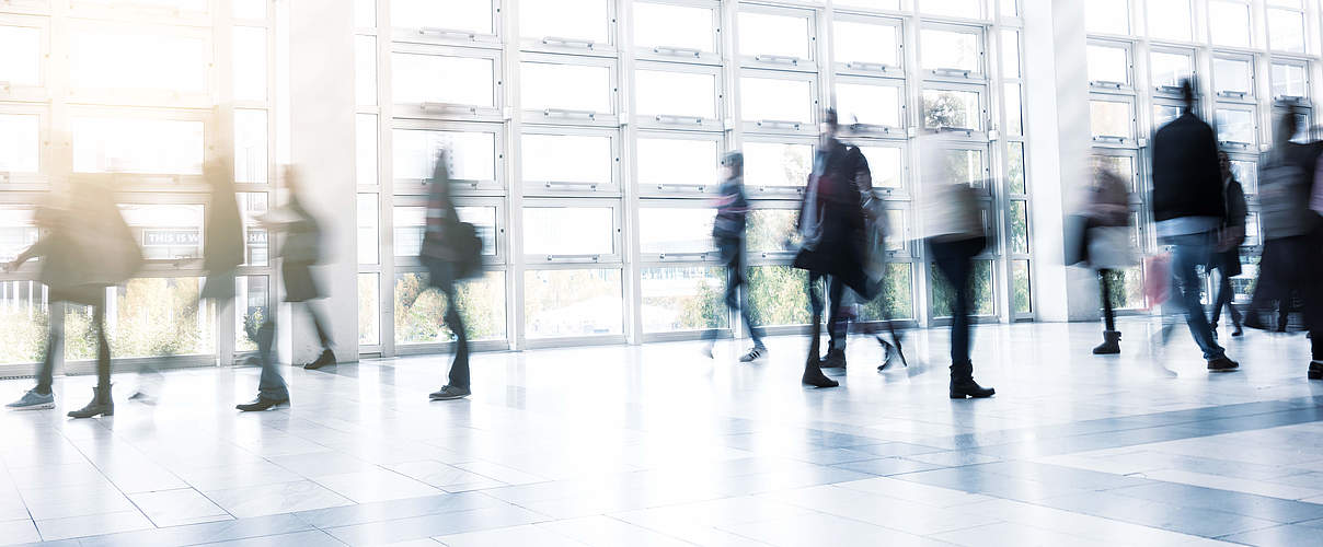 Menschen unterwegs © rclassenlayouts / iStock / GettyImages Plus