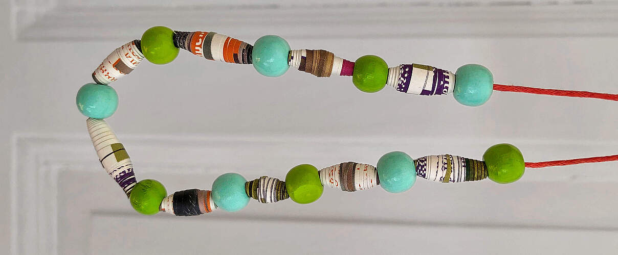 Selbst gebastelter Schmuck mit Altpapier-Perlen